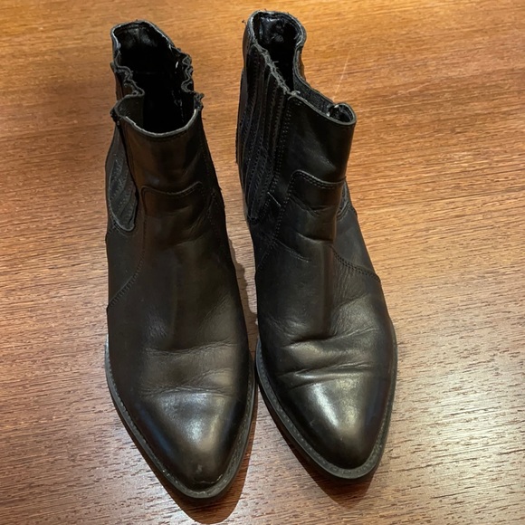Black leather Chelsea boot size 8. - Picture 1 of 2